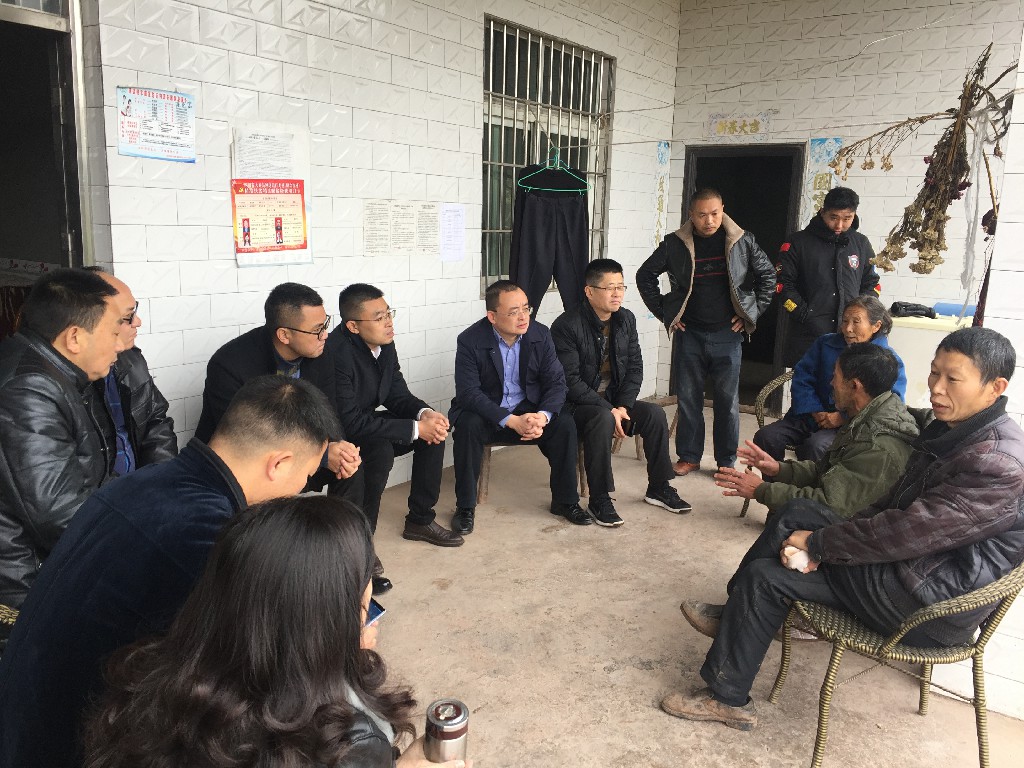 死海度假区党工委副书记、管委会主任刘小龙12月15日入户走访河边镇金沟村贫困户唐克富.jpg
