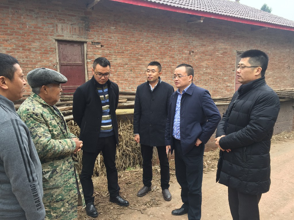死海度假区党工委副书记、管委会主任刘小龙12月12日入户走访河边镇金沟村贫困户代至俊.jpg