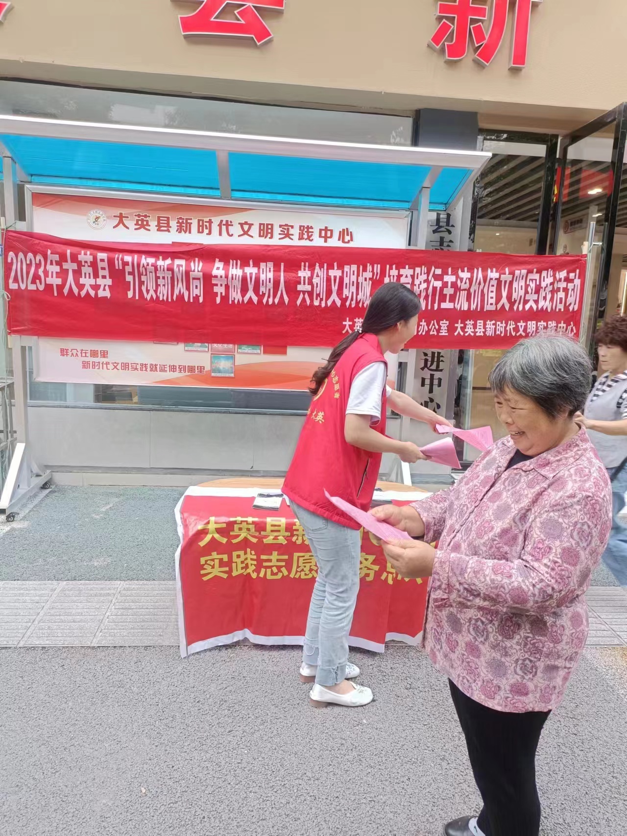 2023.10.17 在中心培育践行主流价值文明实践活动 1.jpg